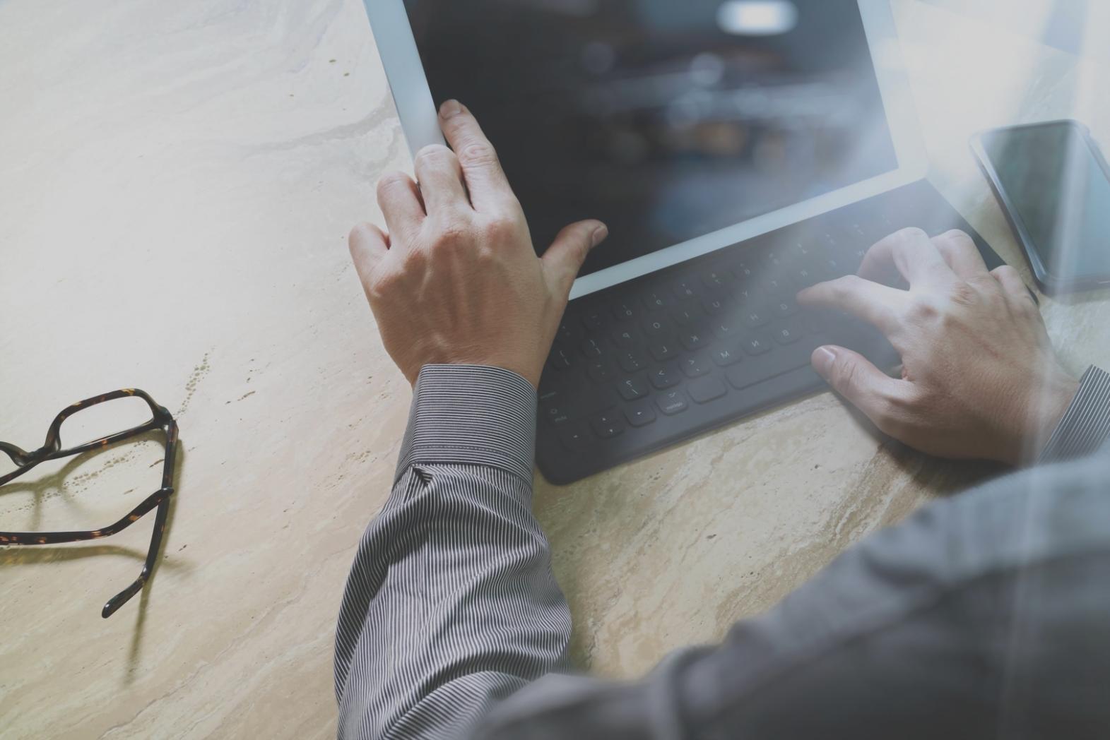 Quoraviente Team bei der Arbeit an SEO-Analytics-Projekten